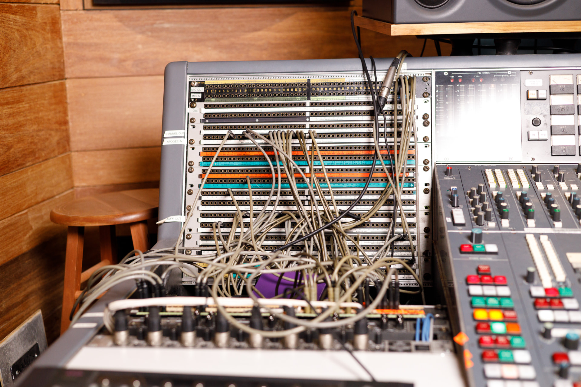 Patchbay do estúdio tomado por cabos e etiquetas coloridas