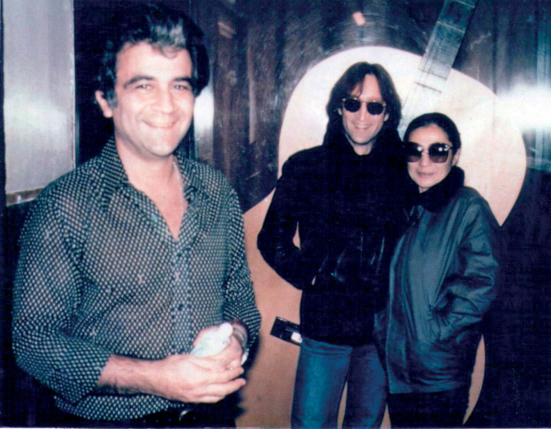 Roy Cicala ao lado de John Lennon e Yoko Ono no Record Plant, Nova York