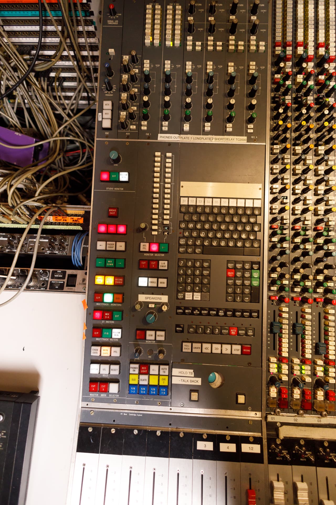 Seção central do console Neve com teclado de automação e monitoração