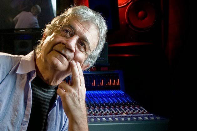 Retrato de Roy Cicala em frente a um console de gravação