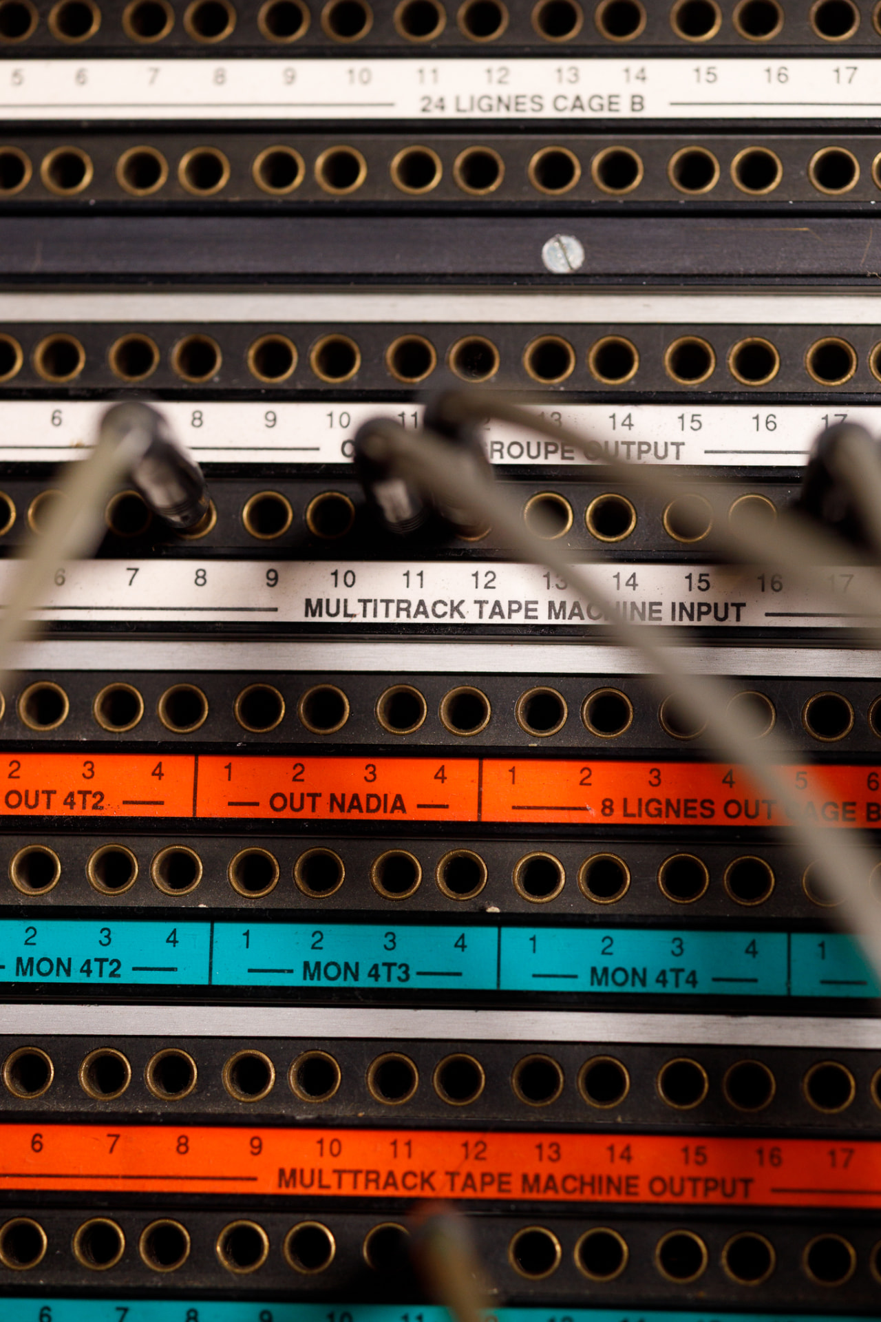 Patchbay do estúdio com etiquetas de multitrack e monitoração