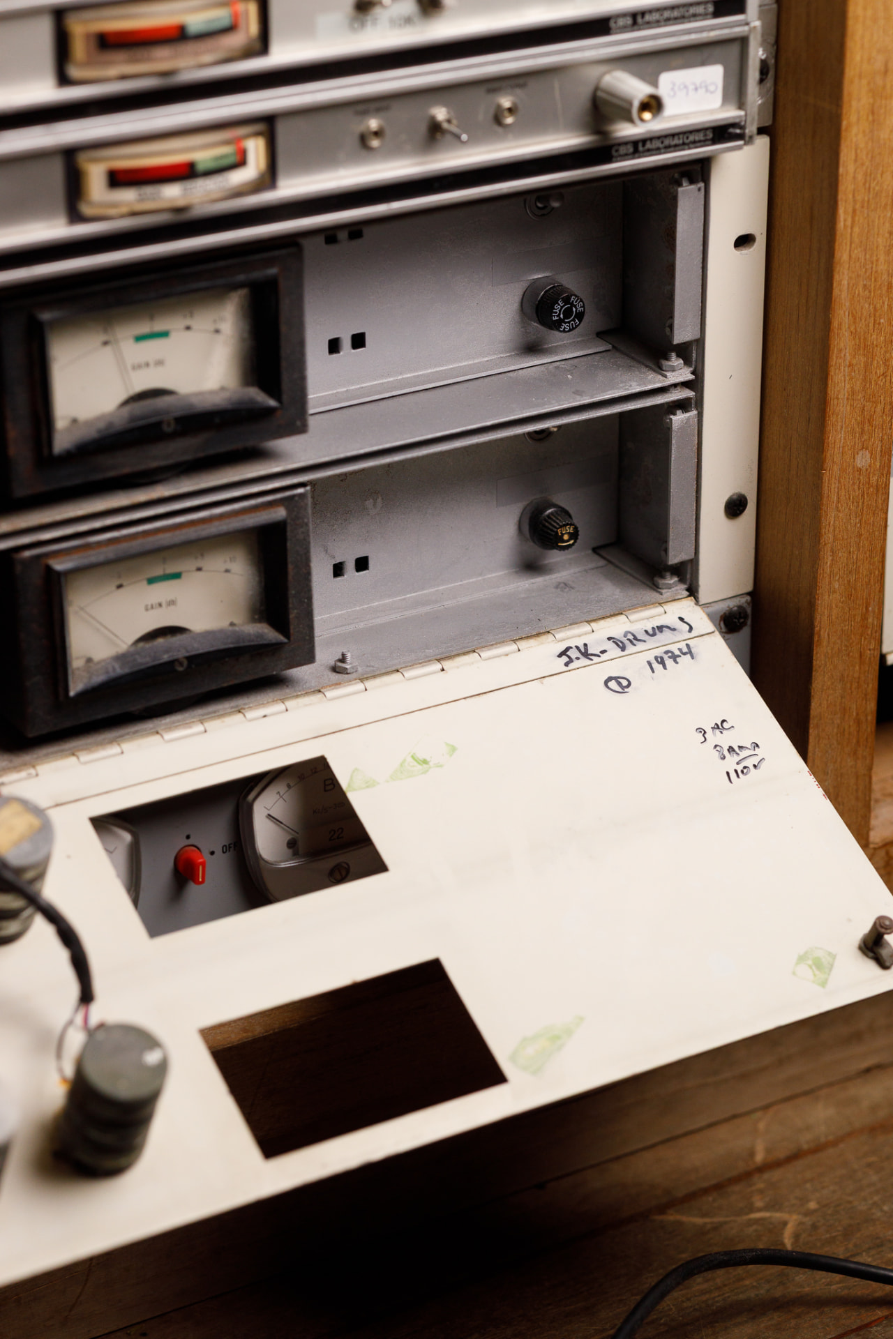 Equipamentos CBS Laboratories em rack vintage