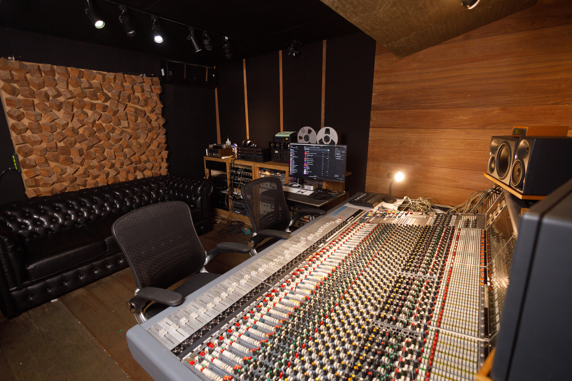 Console Neve V3 no estúdio da Vila Mariana, São Paulo
