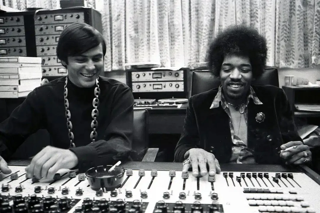 Jimi Hendrix ao lado de Gary Kellgren, cofundador do Record Plant, em 1968