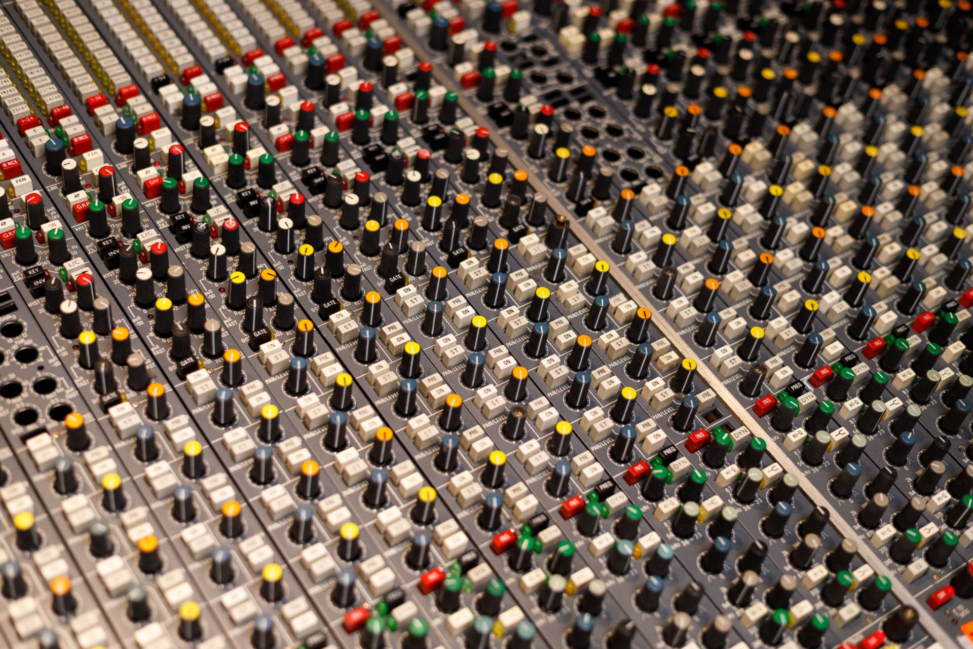 Detalhe dos canais do console Neve V3