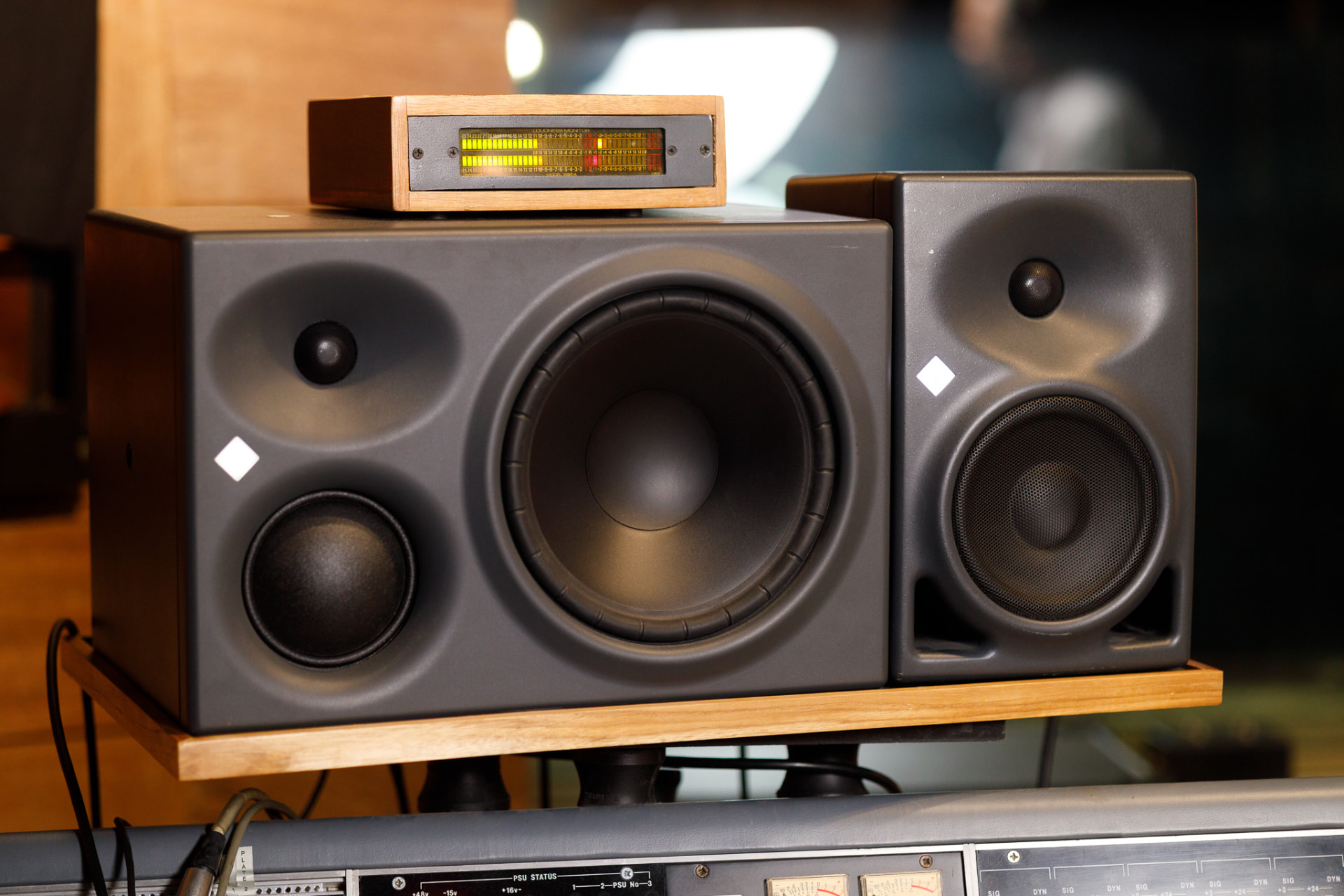 Monitores de estúdio com medidor de loudness em cima