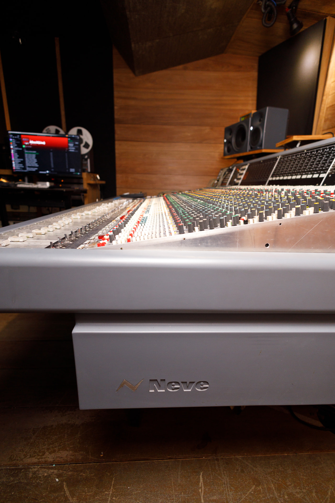 Lateral do console com a logo Neve em relevo