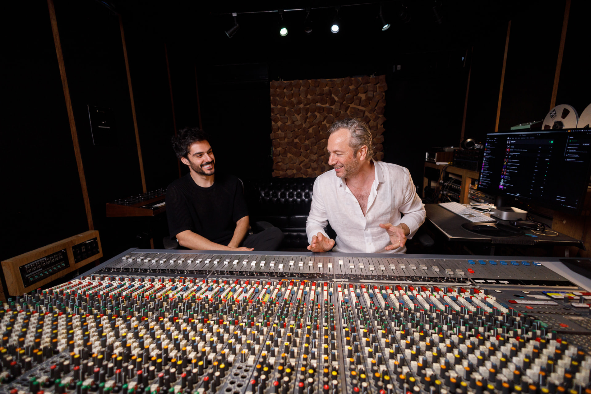 Apollo 9 conversando com um convidado atrás do console Neve V3 no estúdio