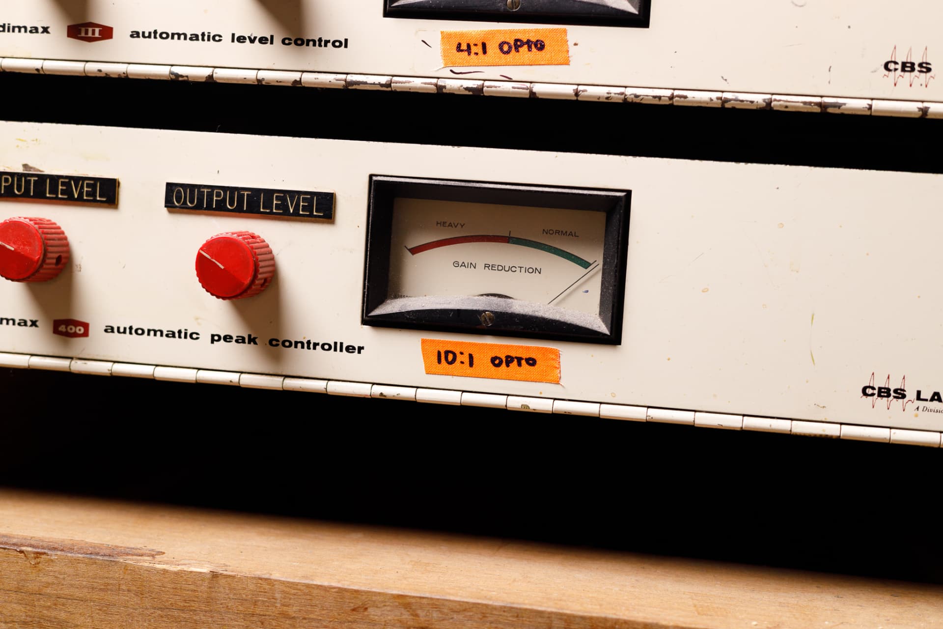 Limitadores CBS Laboratories originais com etiquetas escritas à mão