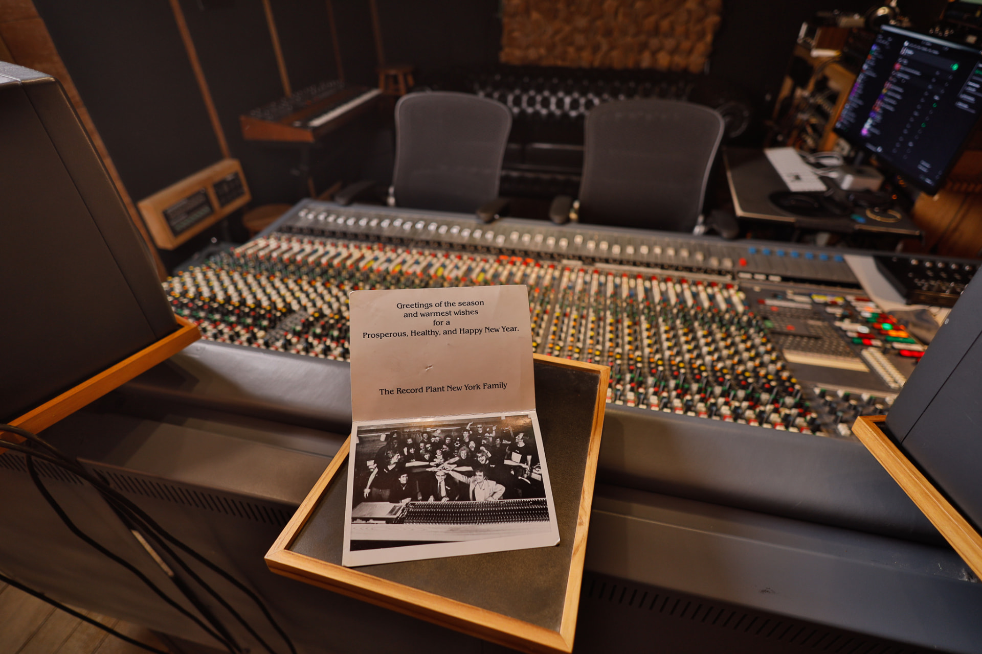 Cartão original enviado pela família do Record Plant de Nova York, sobre o console do estúdio