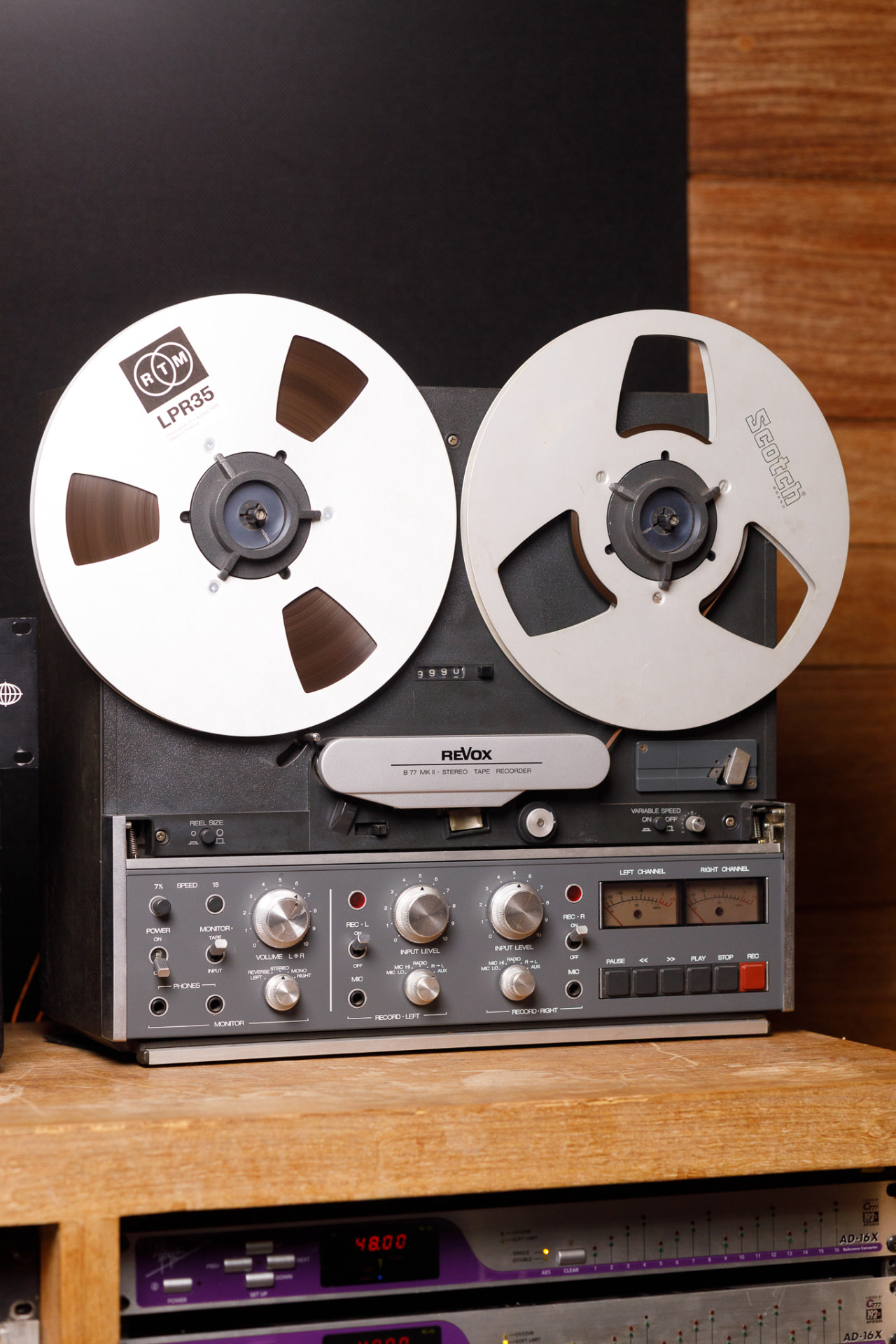 Gravador de fita Revox B77 MKII com rolos RTM e Scotch no estúdio