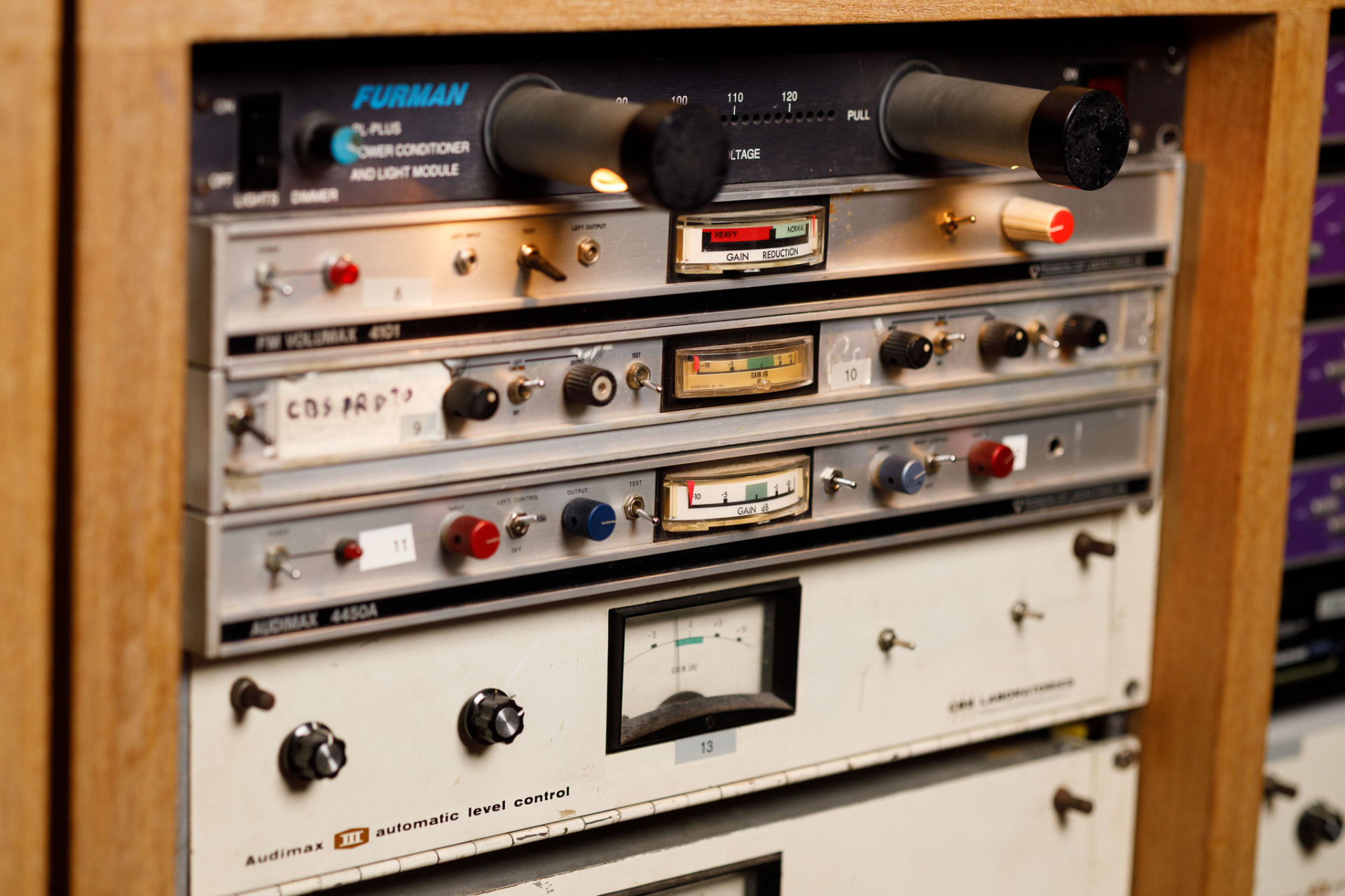 Rack com Furman, Audimax e equipamentos CBS Laboratories originais