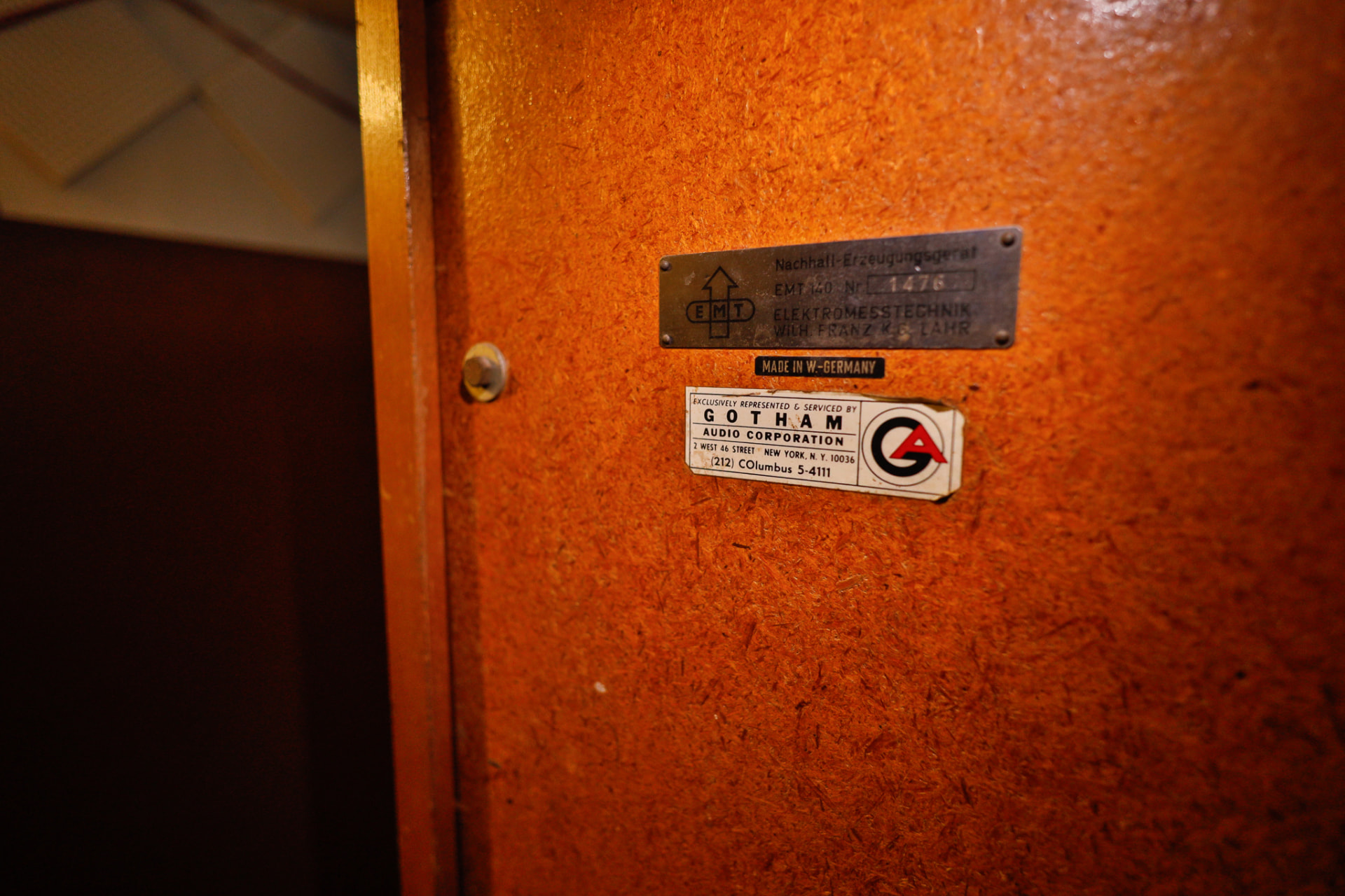 Placa de identificação do reverb EMT 140 representado pela Gotham Audio, Nova York