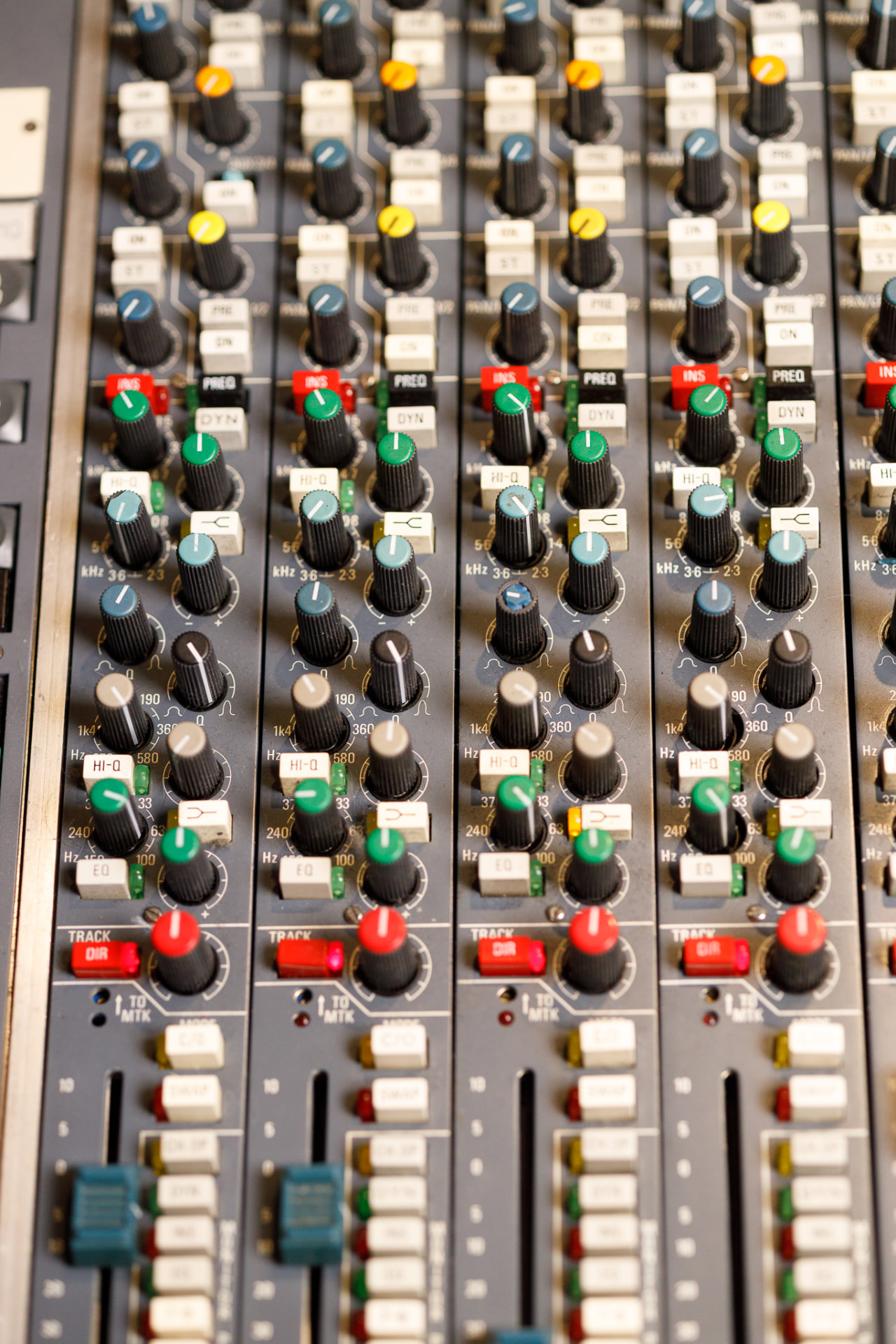 Knobs coloridos de equalização nos canais do console